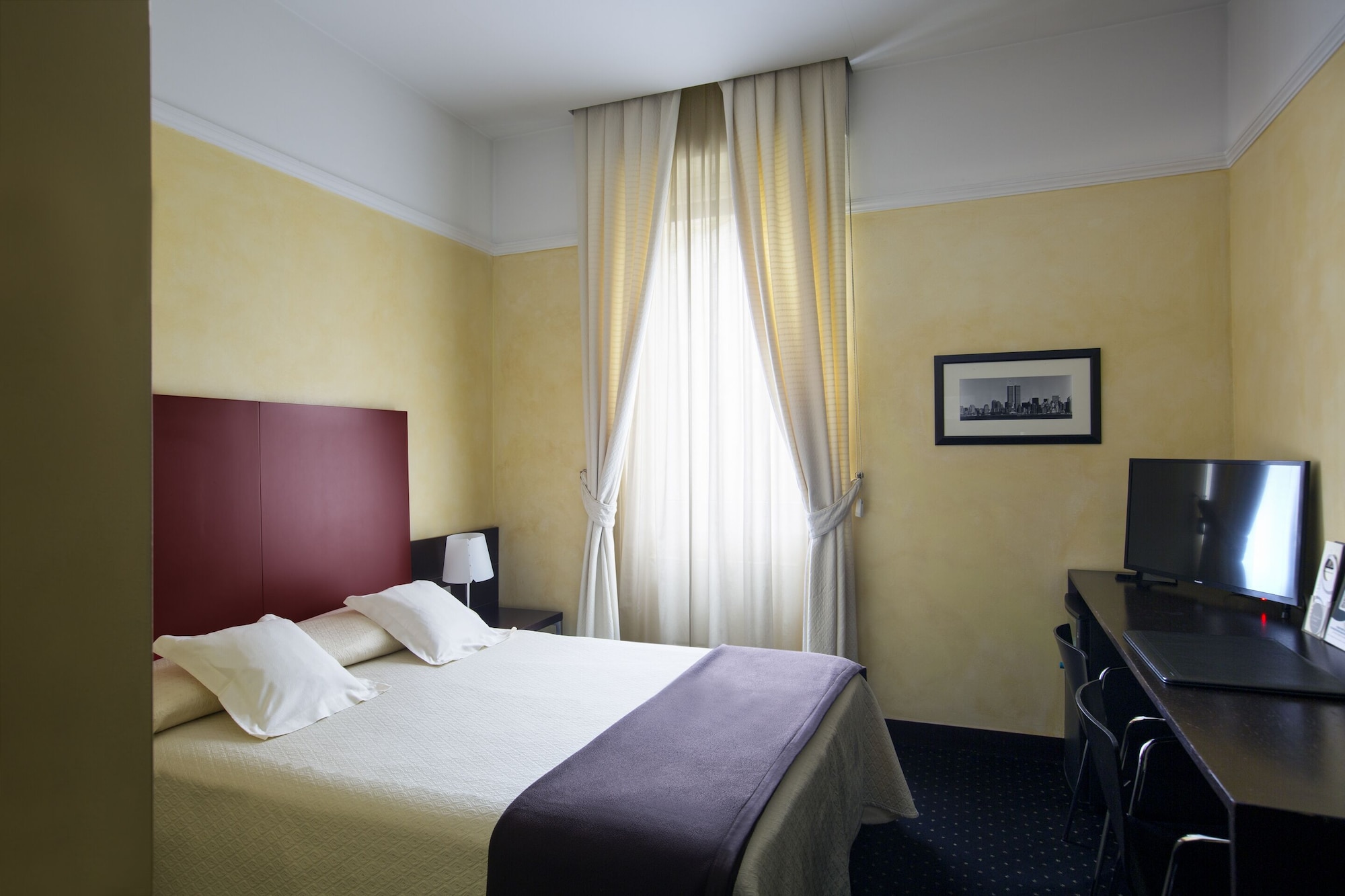 ROOM, QUEEN BED