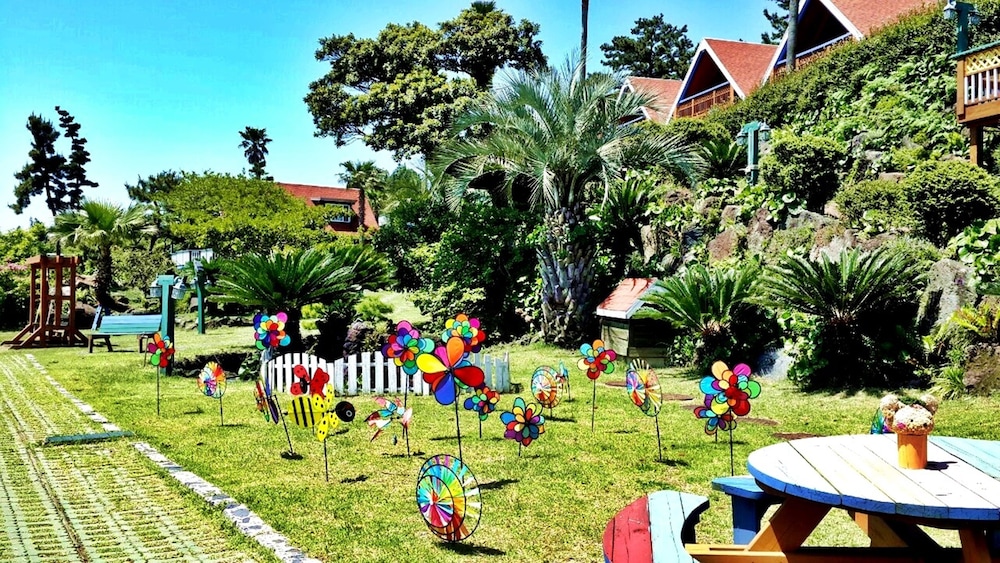 Jeju Jungmun Log Pension Resort 36/50