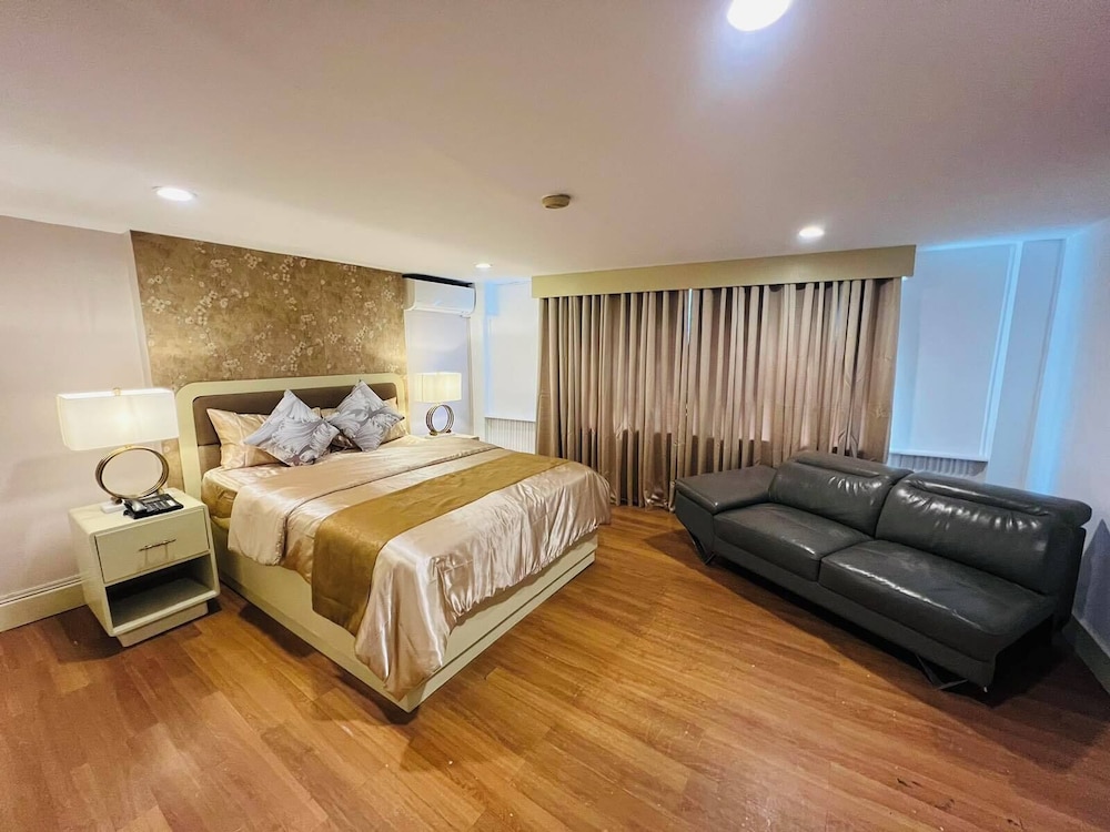 SUPERIOR, QUEEN BED