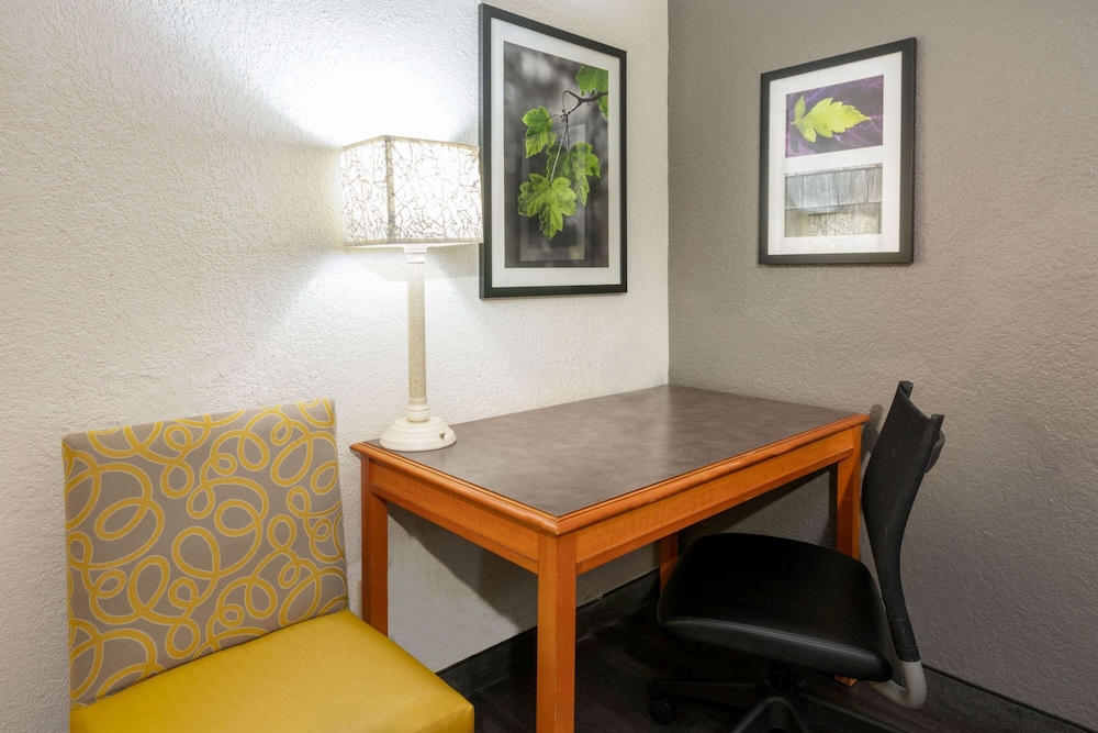 Super 8 by Wyndham The Woodlands North 31/40