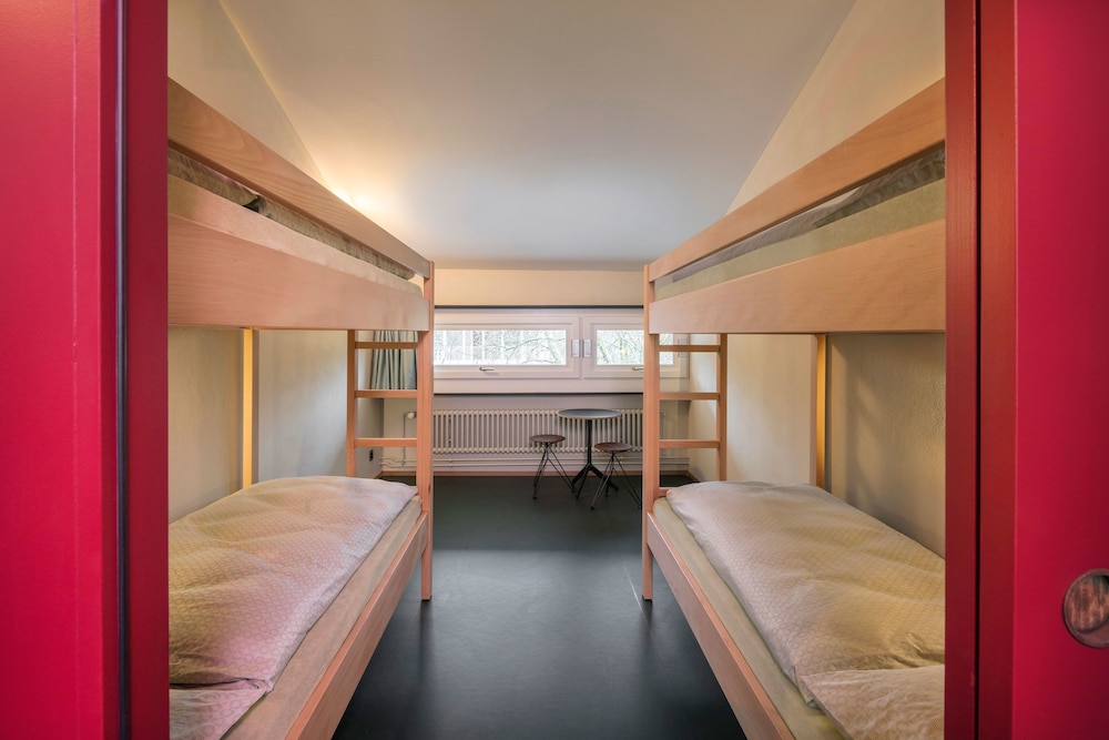 FEMALE DORM, FEMALE ONLY, SHARED BATHROOM