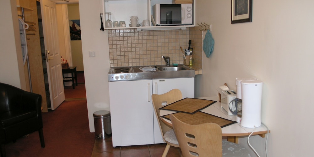 Three Sisters Studio Apartments 4/43