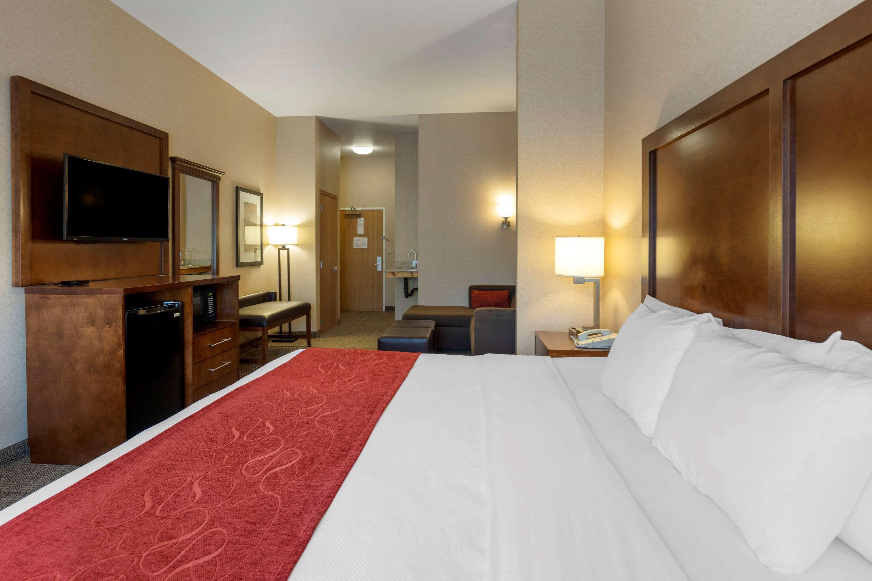SUITE, KING BED