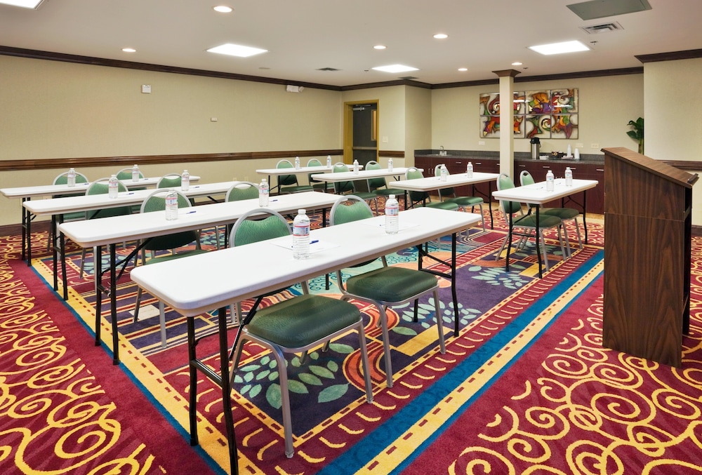 Holiday Inn Express & Suites Birmingham - Inverness 280, an IHG Hotel 64/74