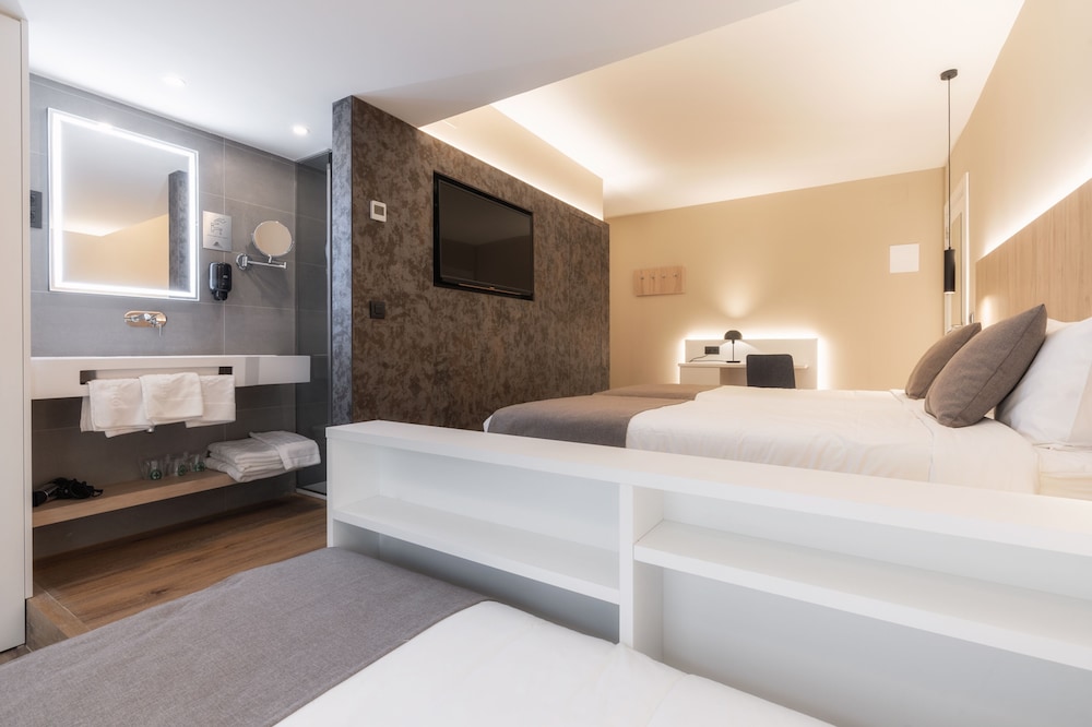 Room, Triple, Twin Beds