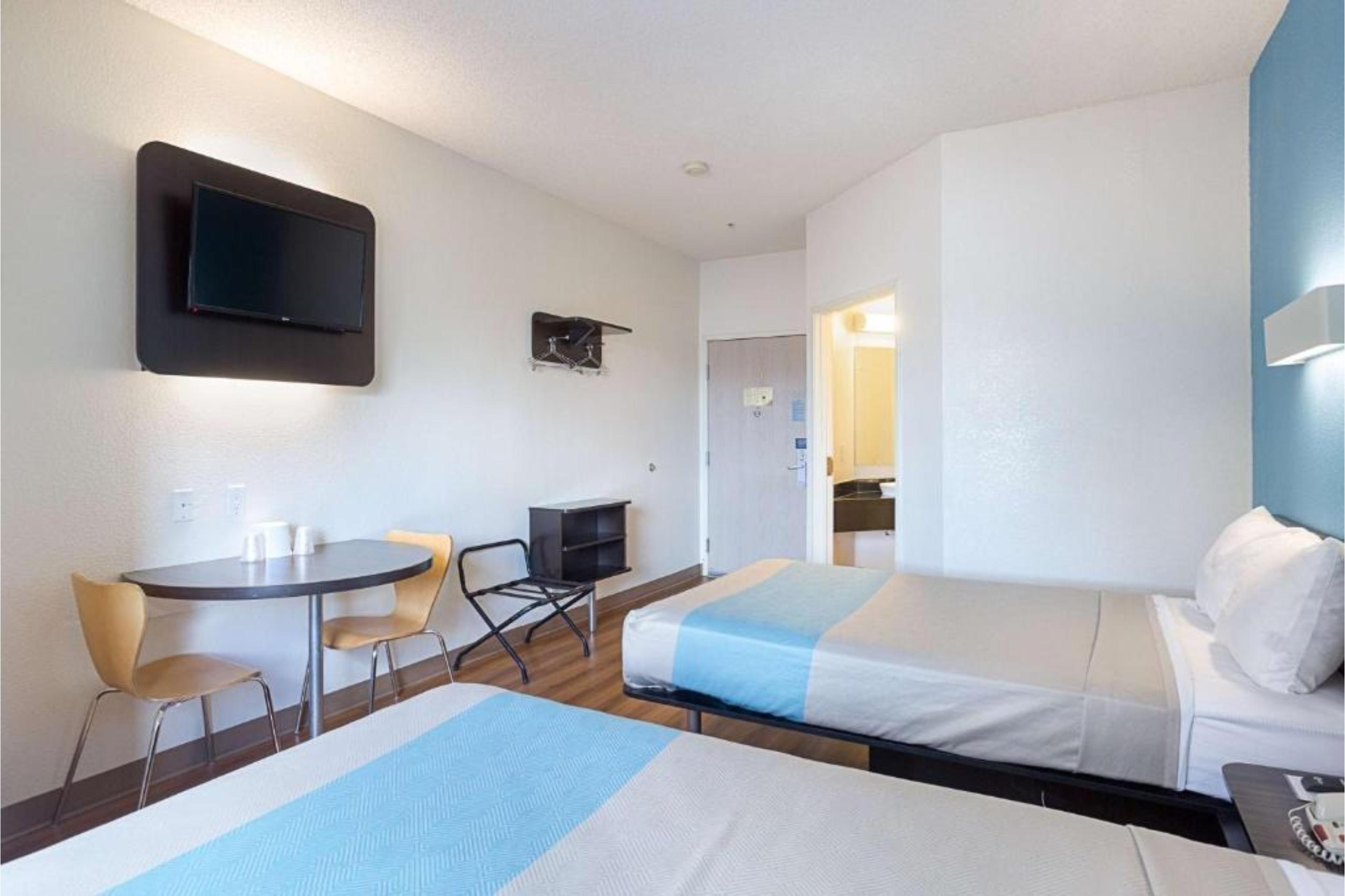 2 Full Beds - Mobility Accessible Tub Nsmk