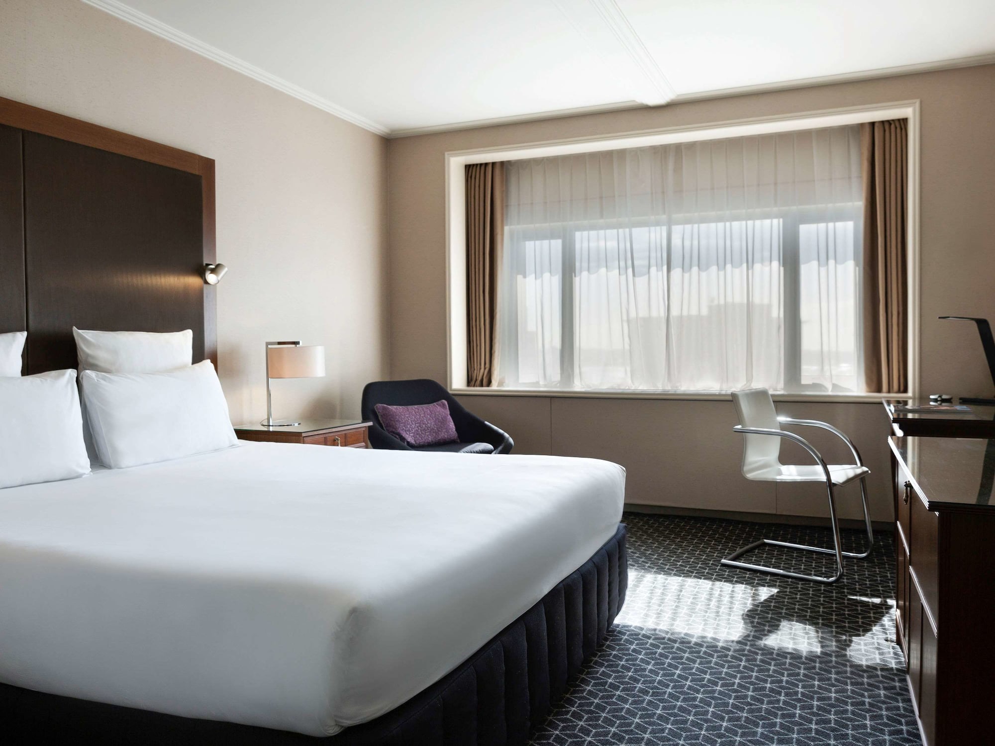 SUPERIOR, EXECUTIVE, KING BED