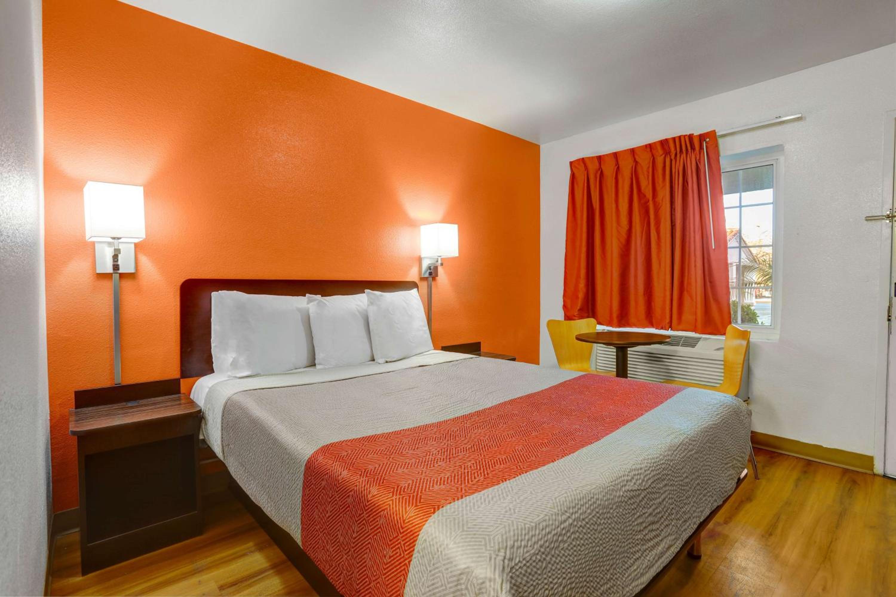 1 Queen Bed Non-Smoking, Micfridge