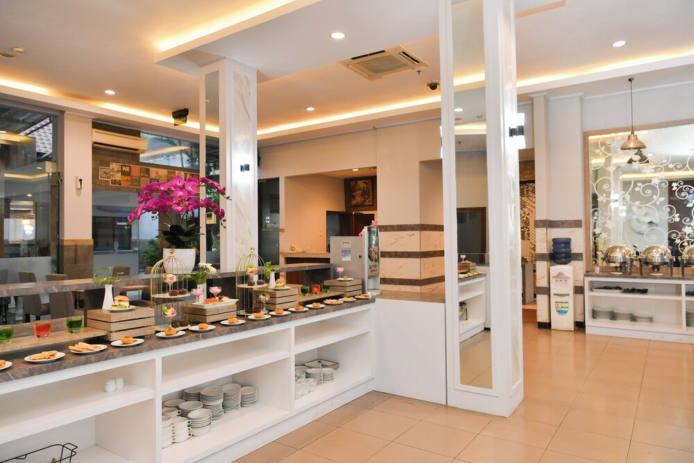 Front One Hk Resort Semarang 43/49