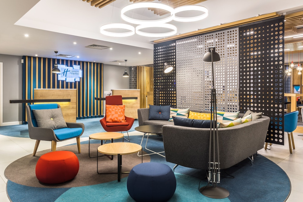 Holiday Inn Express Watford Junction 37/68