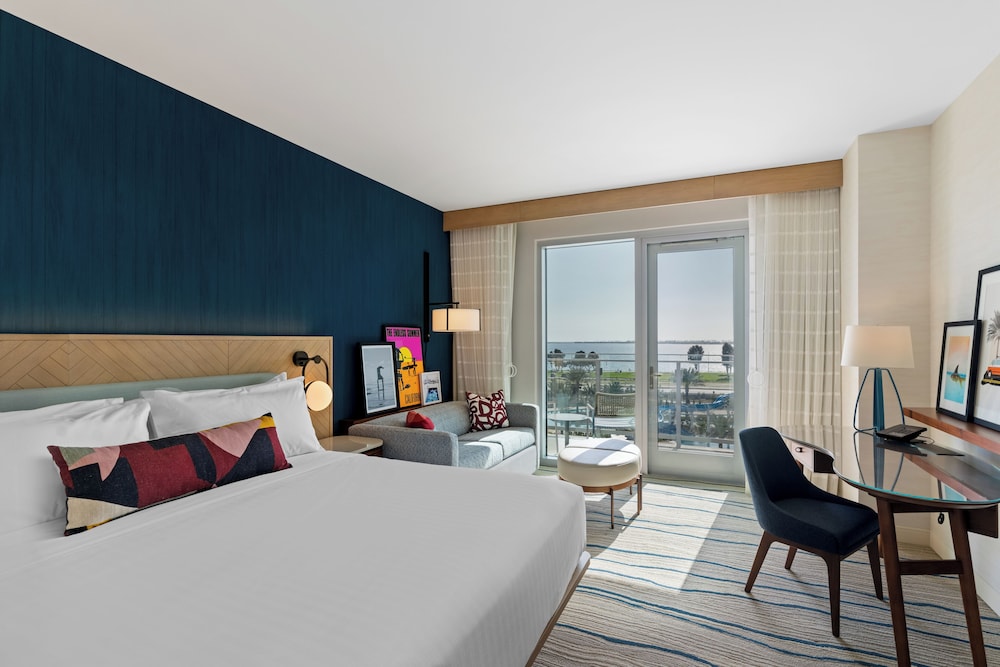 Room, King Bed, Bay View, Sofa, Balcony، Gaylord Pacific Resort & Convention Center 2/5