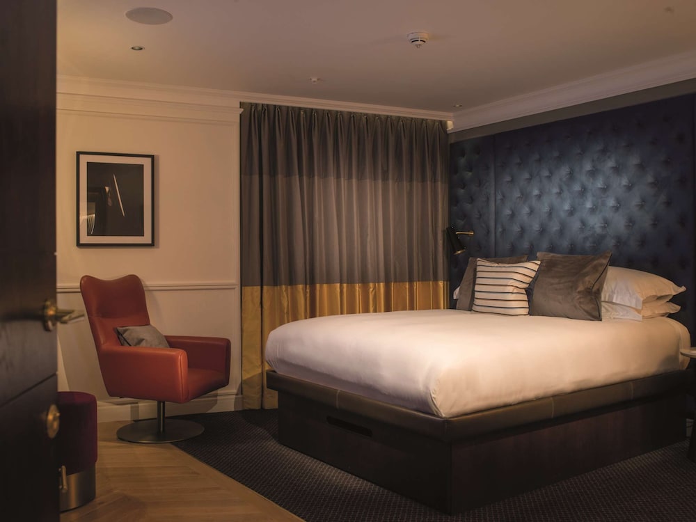 EXECUTIVE, QUEEN BED