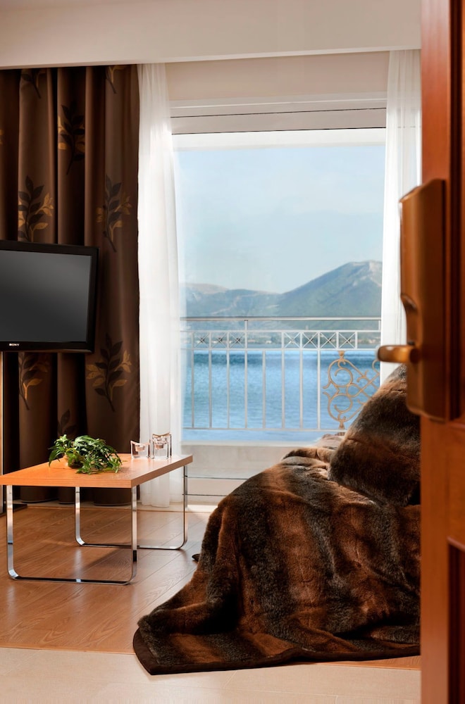 HOTEL CHLOE 31/50