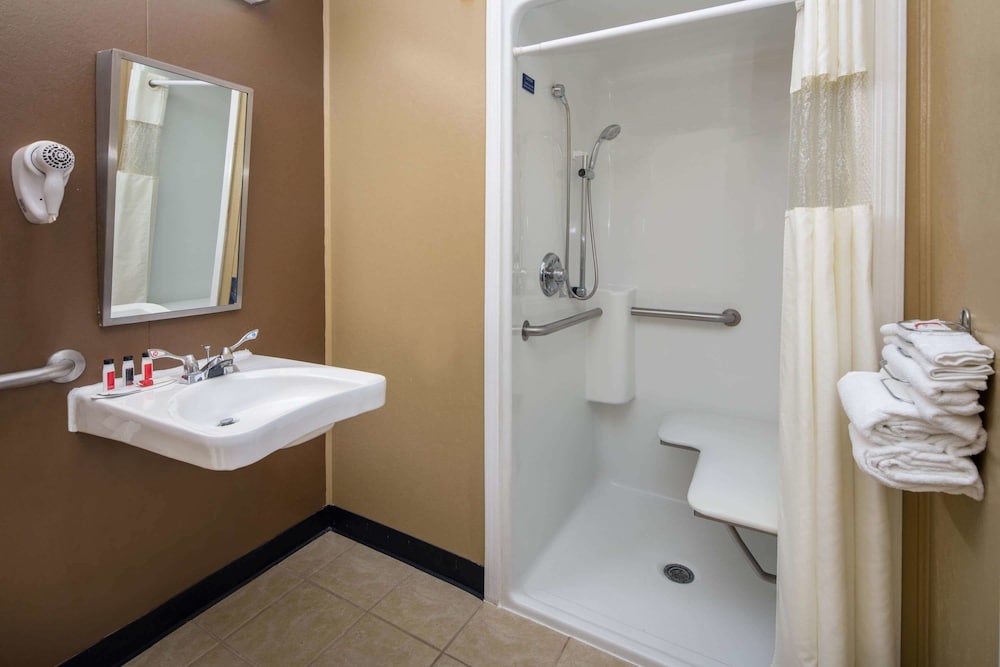 Microtel Inn & Suites by Wyndham Columbia/Fort Jackson N 8/37
