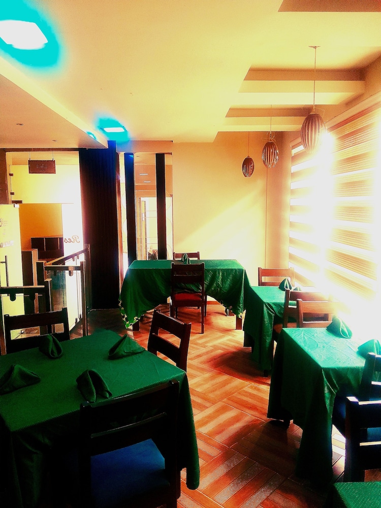 Oakspring Hotel &amp; Luxury Suites 48/50