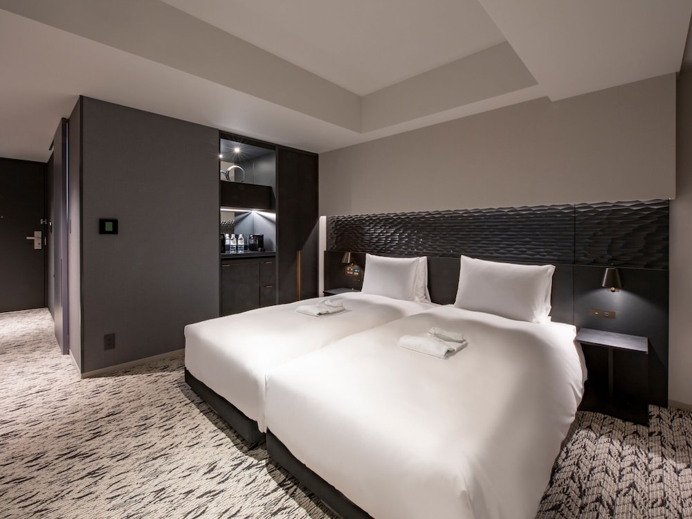 HOLLYWOOD, COMFORT, TWIN BEDS, ELECTRONIC CIGARETTE ONLY, SMOKING