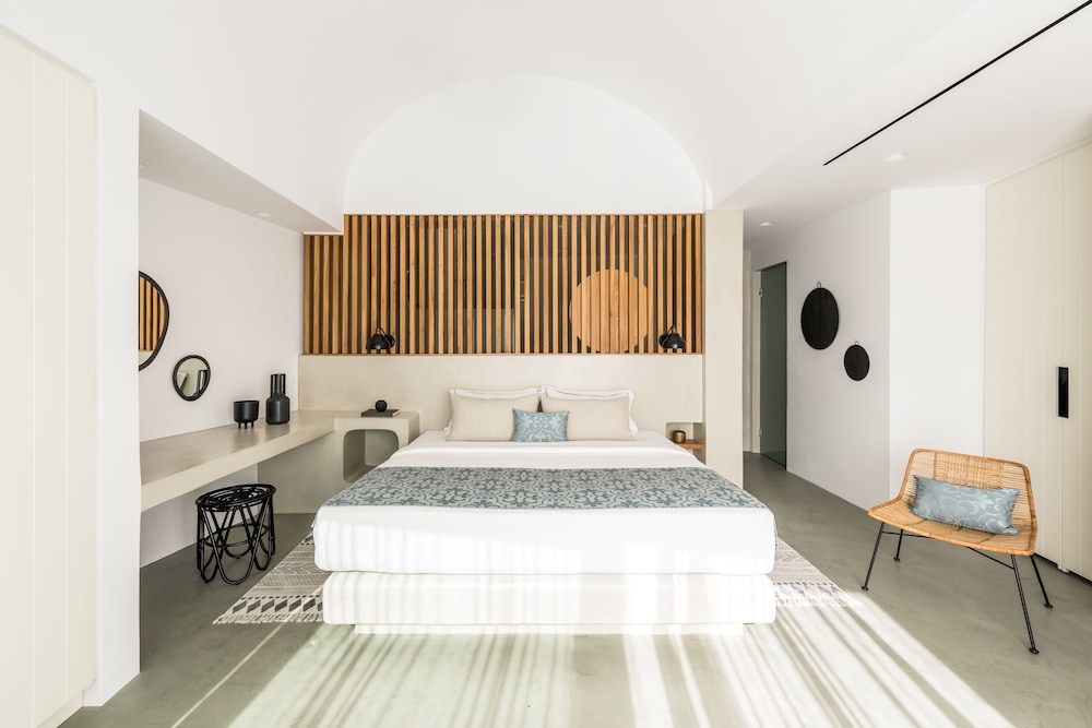 Pure, Suite, King Bed, Pool or Jetted Tub