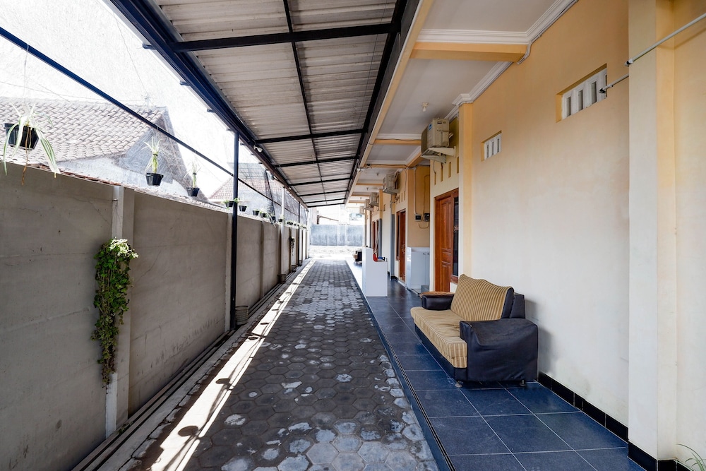 Super OYO Capital O 2258 Santana Syariah Guest House 1/41