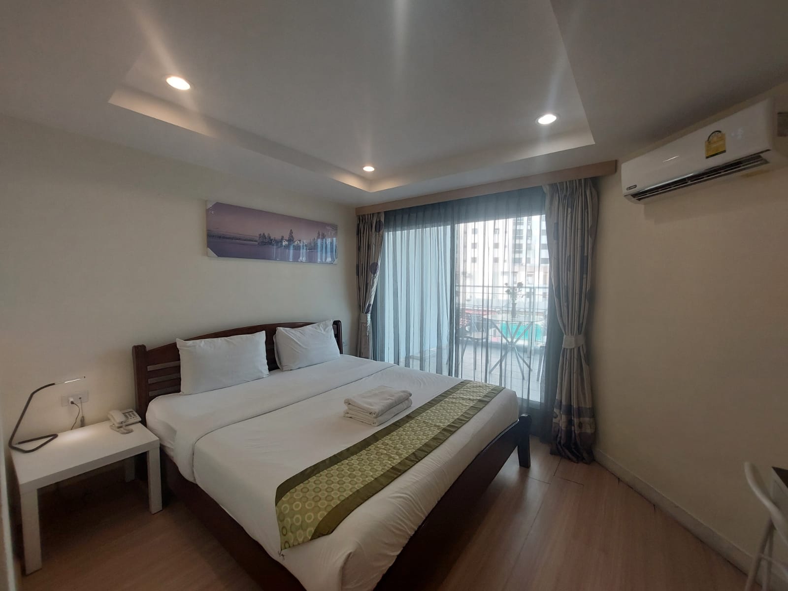 غرفة بسرير كينج بشرفة، V Check Inn Sukhumvit 22 2/5