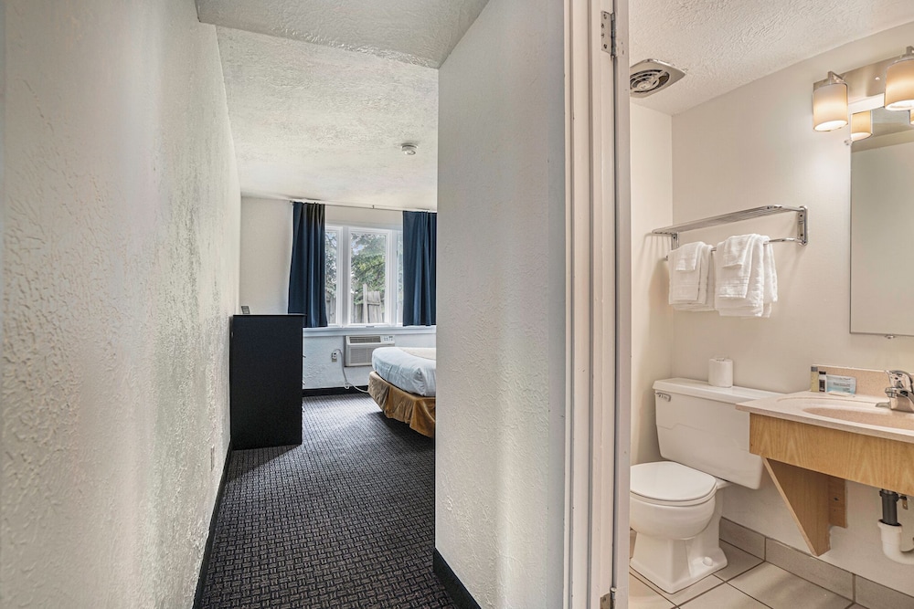 2 Bedrooms, 3 Queen Beds, 2 Bathrooms, Travelodge by Wyndham Traverse City MI 10/10
