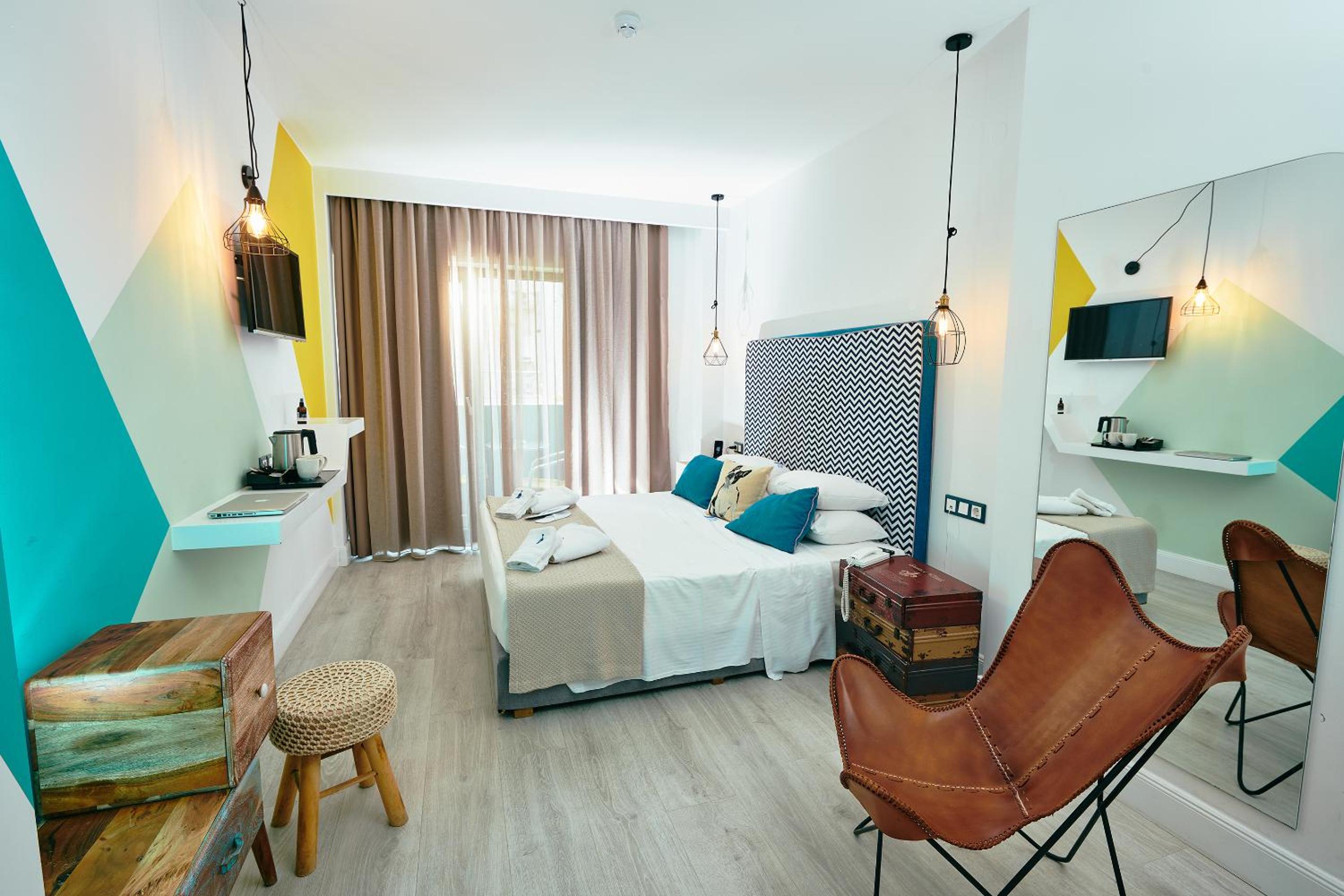 جناح جونيور بشرفة، Blue Bottle Hotel 9/10