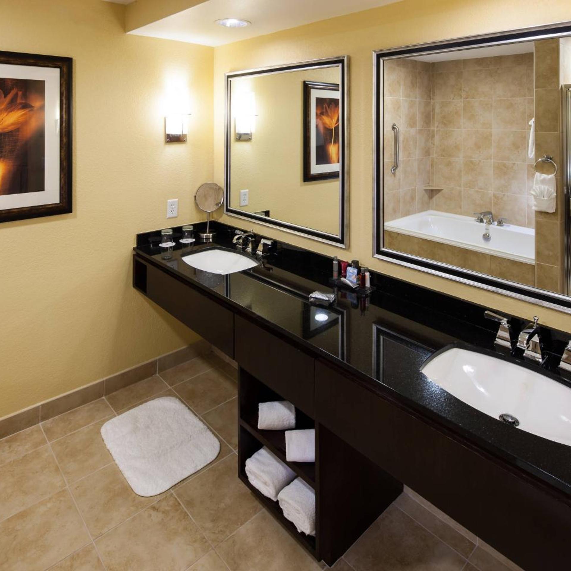 غرفة كبيرة بسرير كينج، Houston Marriott Energy Corridor 2/2
