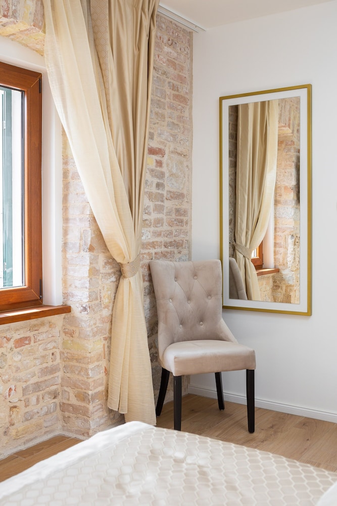 Le Premier Luxury Rooms 28/43