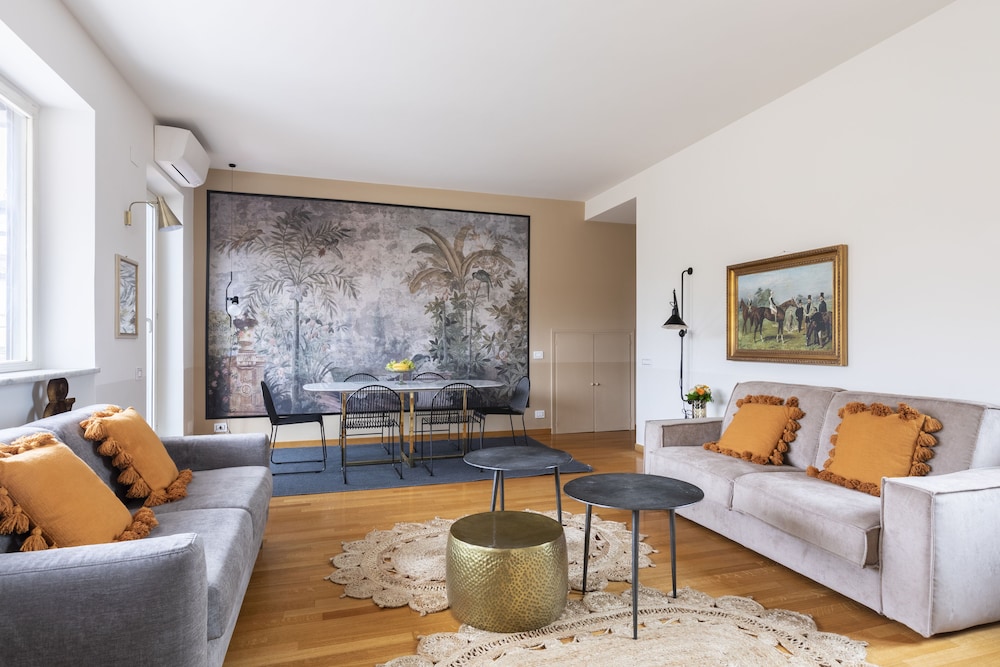 Rome Accommodation Condotti with terrace 33/50