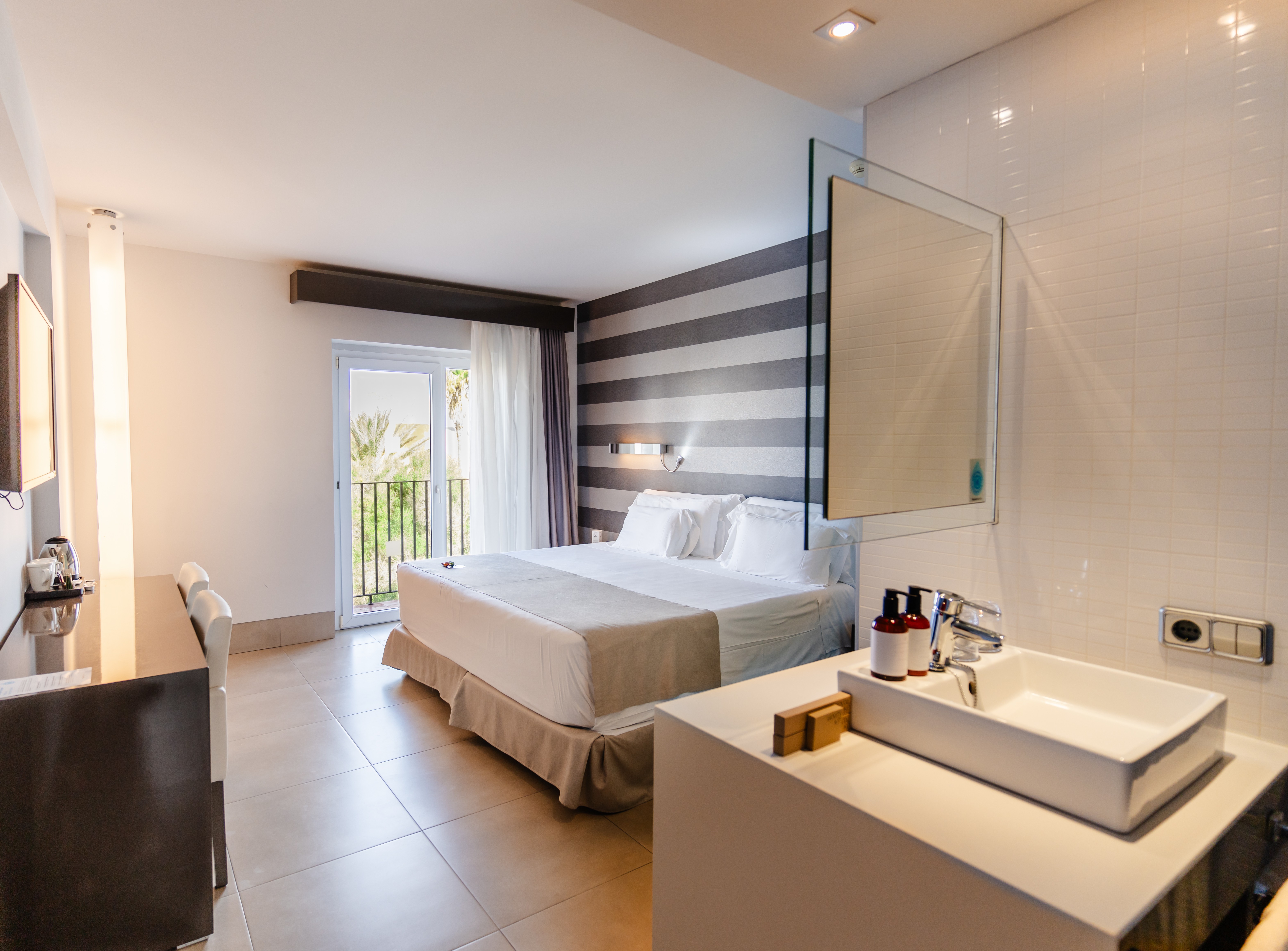 Superior, Lateral Side Sea View، Barcelo Hamilton Menorca - Adults Only 3/3