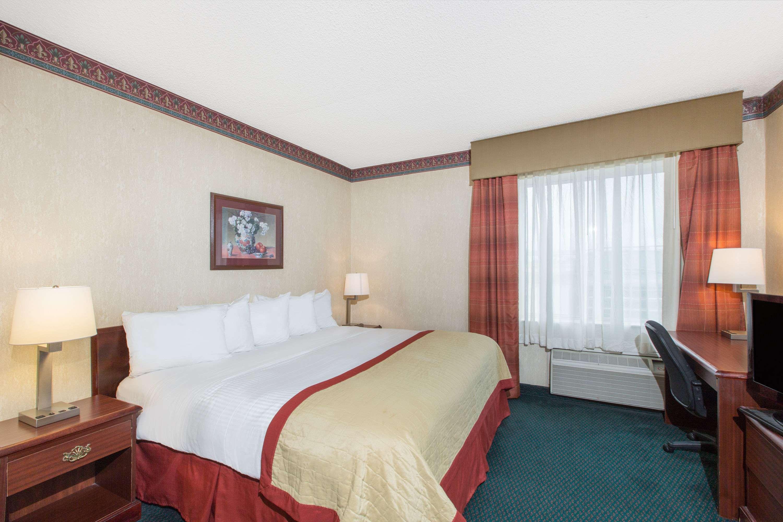 غرفة بسرير مزدوج لذوي الإعاقة