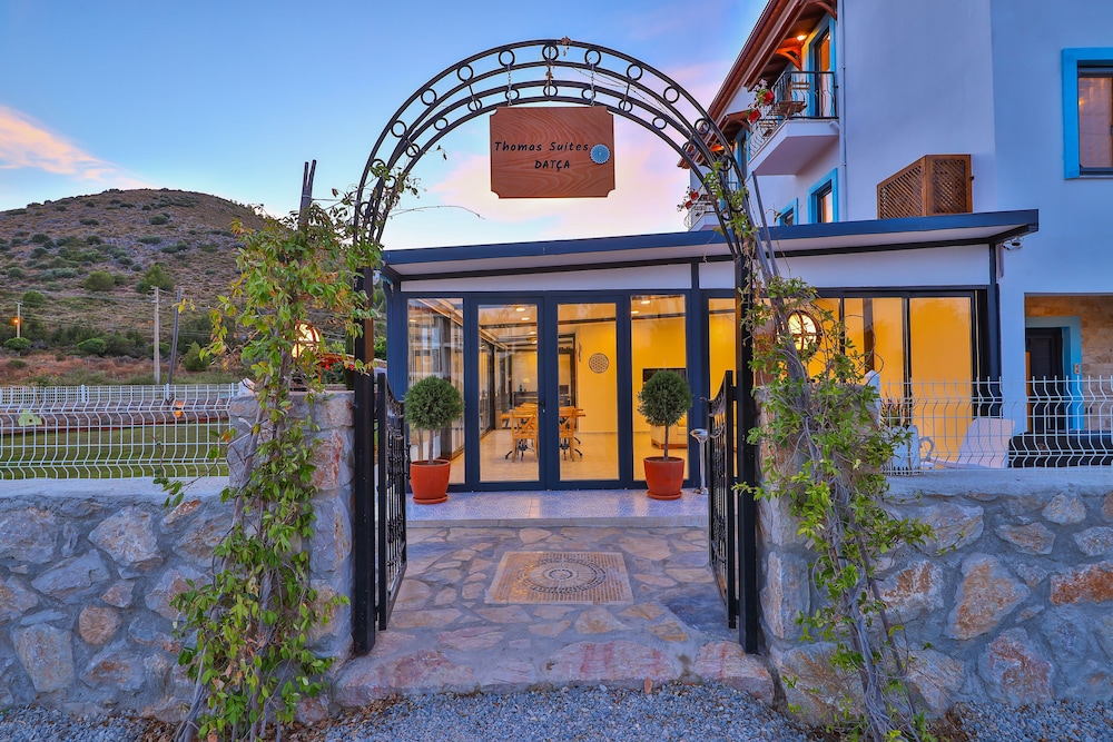 Thomas Suites 3/33