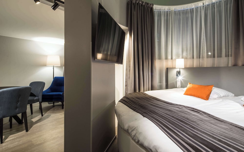 MASTER, SUITE, TWIN BEDS, SOFA