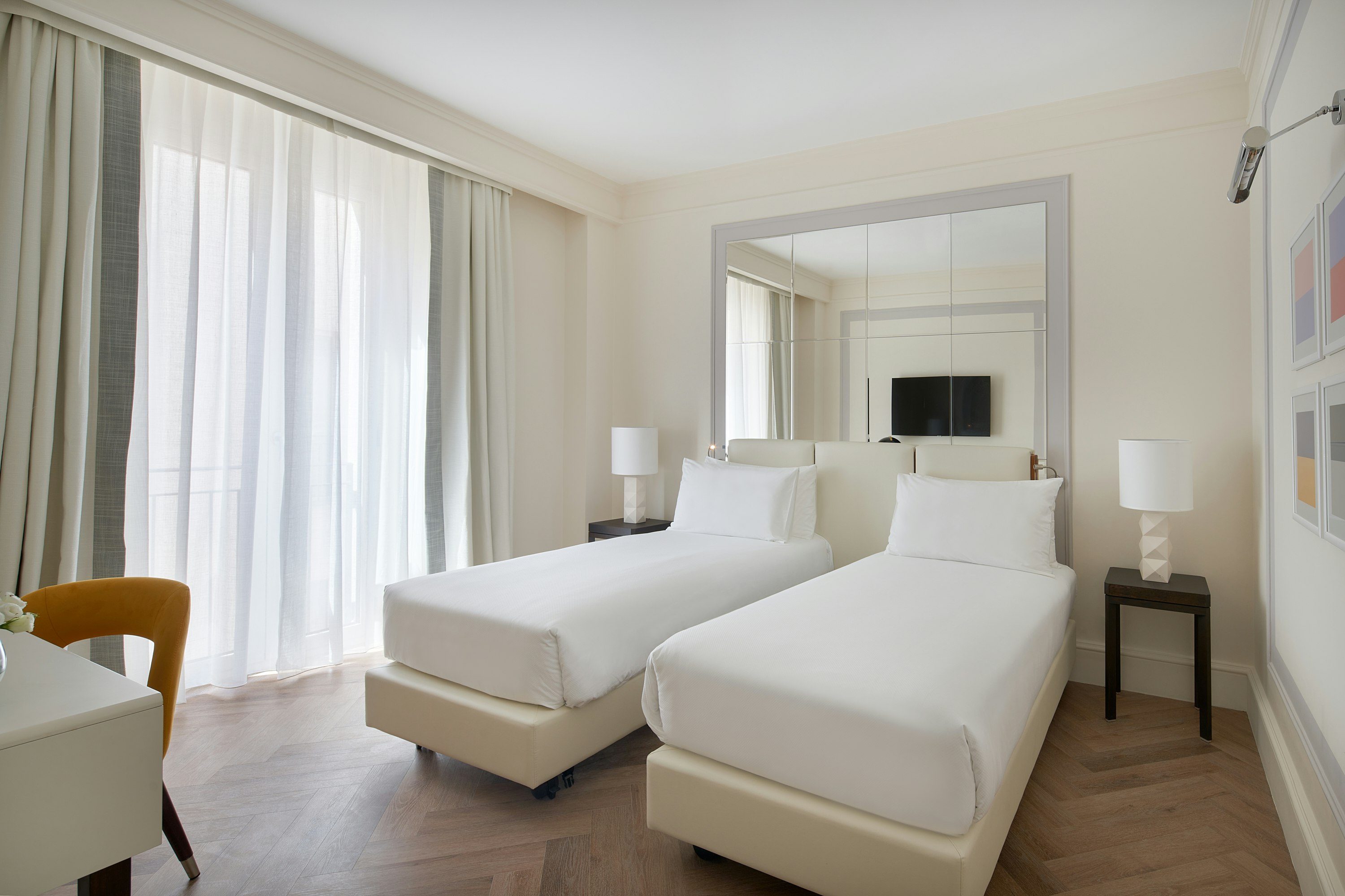 DELUXE, TWIN BEDS