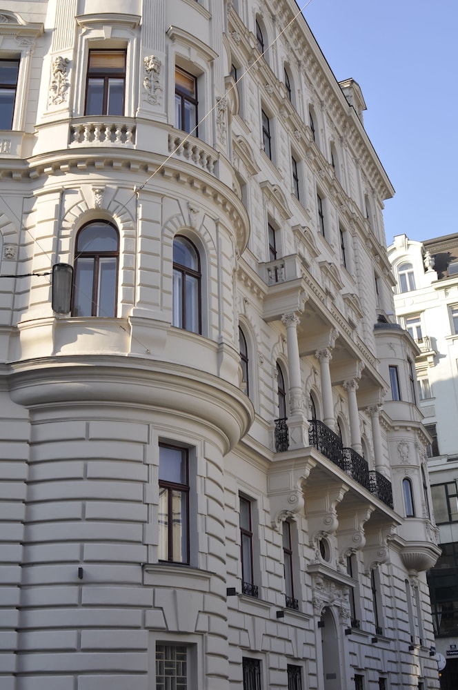 K&T Boardinghouse 27/28
