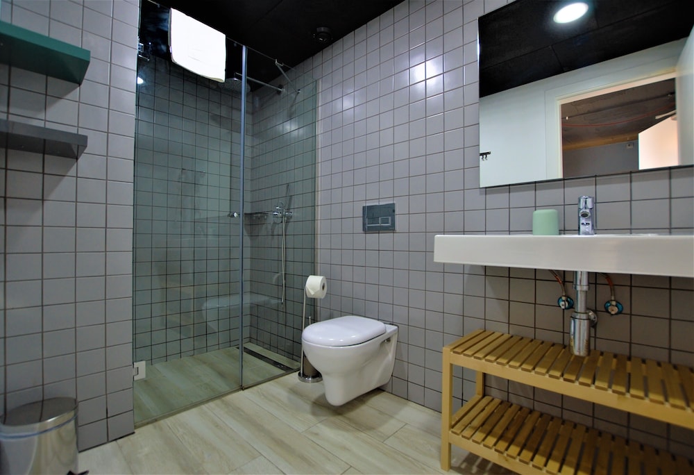 BRICK HOTEL 37/38