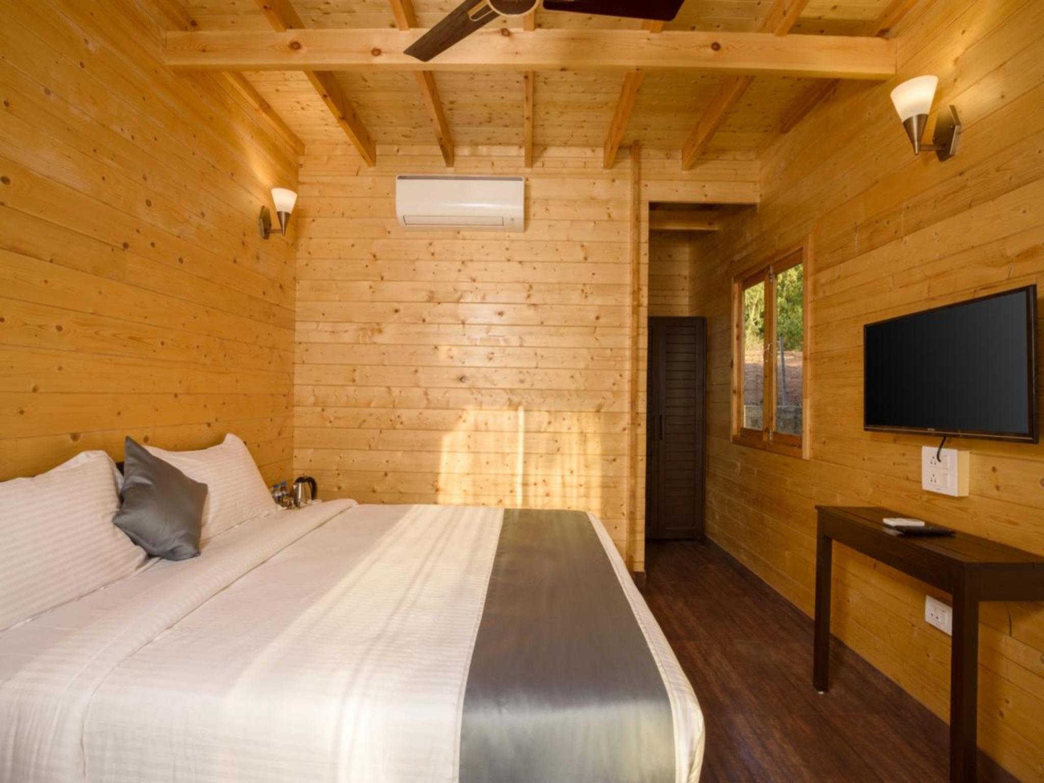Wooden, Cottage, Queen Bed