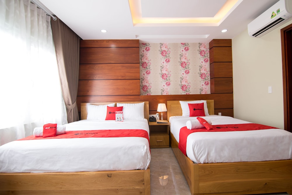 RedDoorz Plus near Tan Son Nhat airport 2 12/50