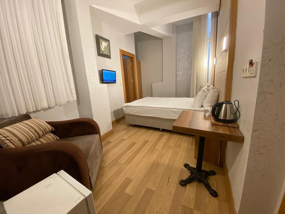 BASEMENT, DOUBLE BED