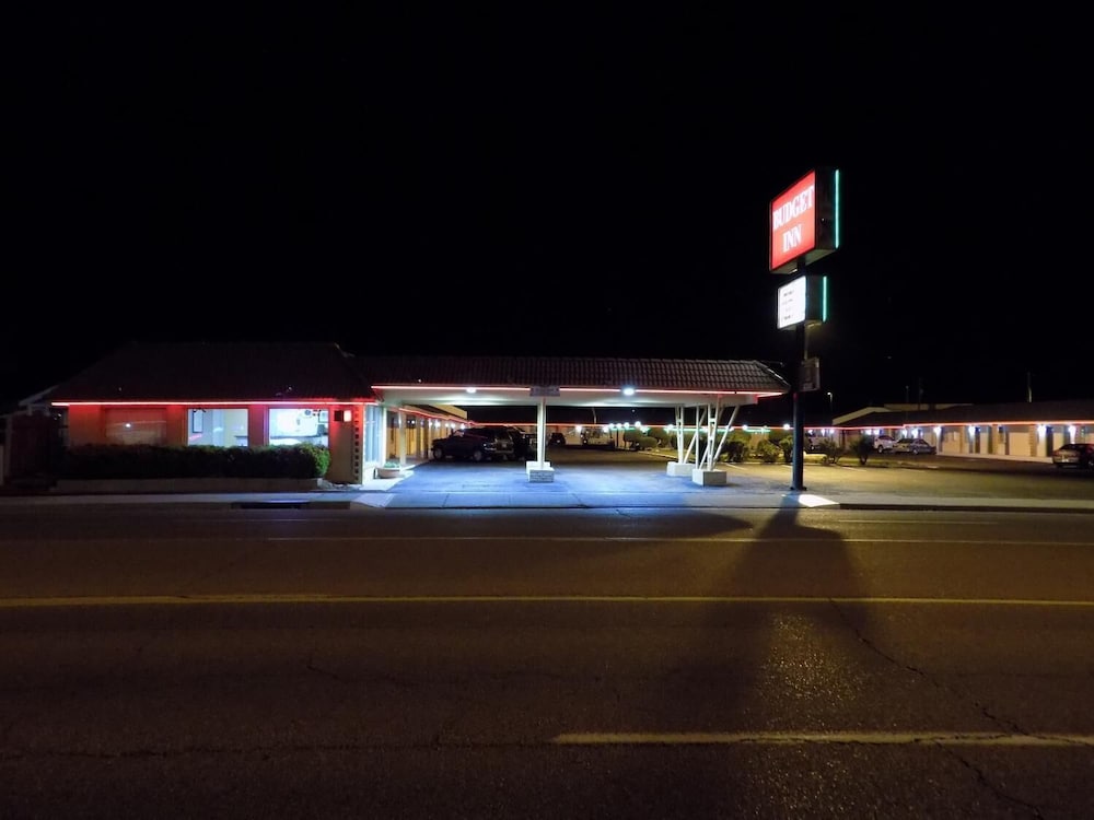 Budget Inn 8/25