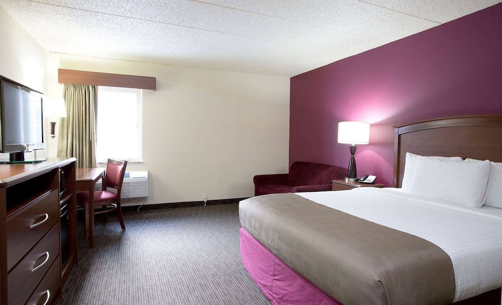 AmericInn by Wyndham Osceola 8/33