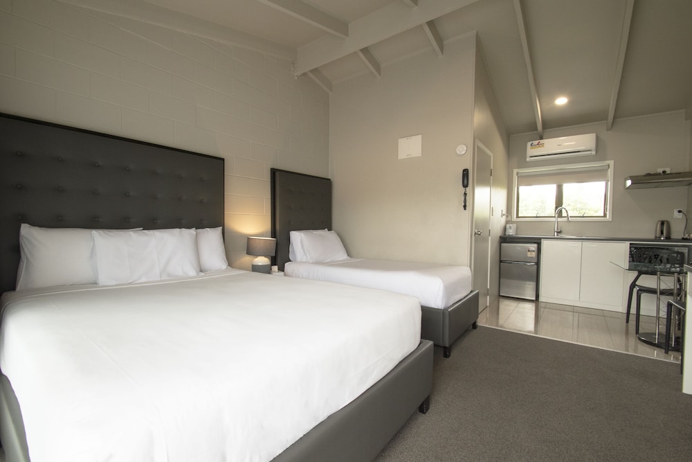 studio, multiple beds