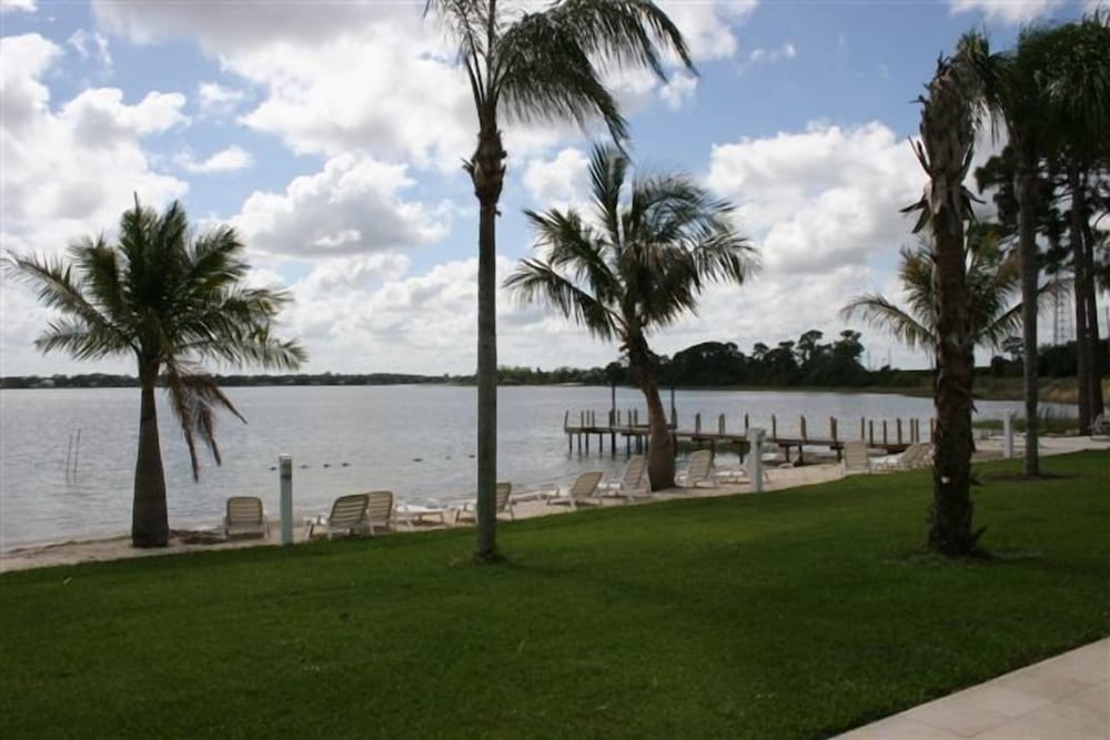 Lake Grassy Inn & Suites 33/38