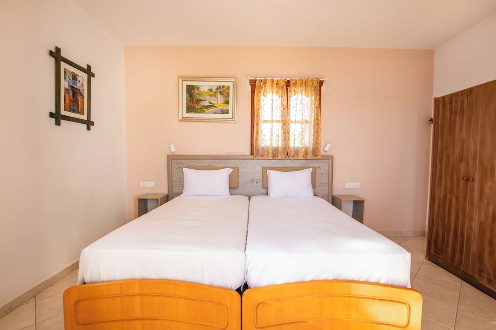 Arhontiko Hotel 8/50