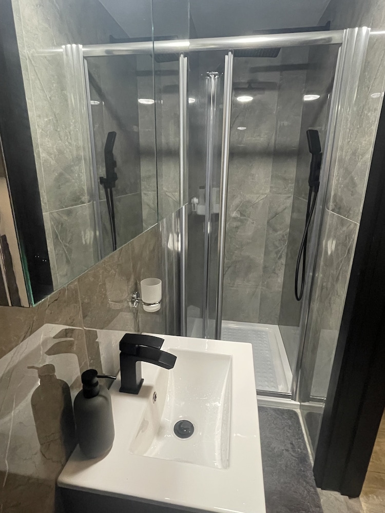 Da Vinci Guest House Gatwick 51/56