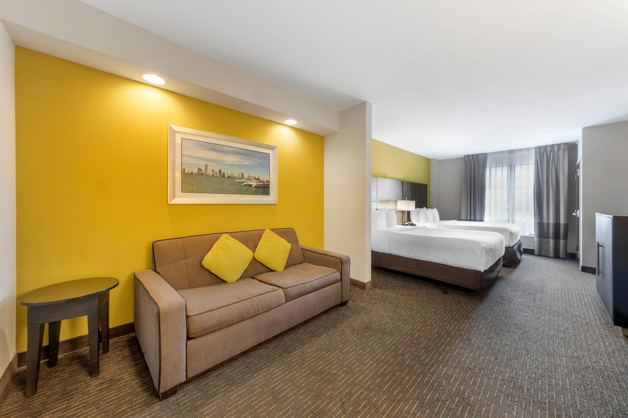 Room, Multiple Beds, Comfort Suites Miami Airport North 3/6