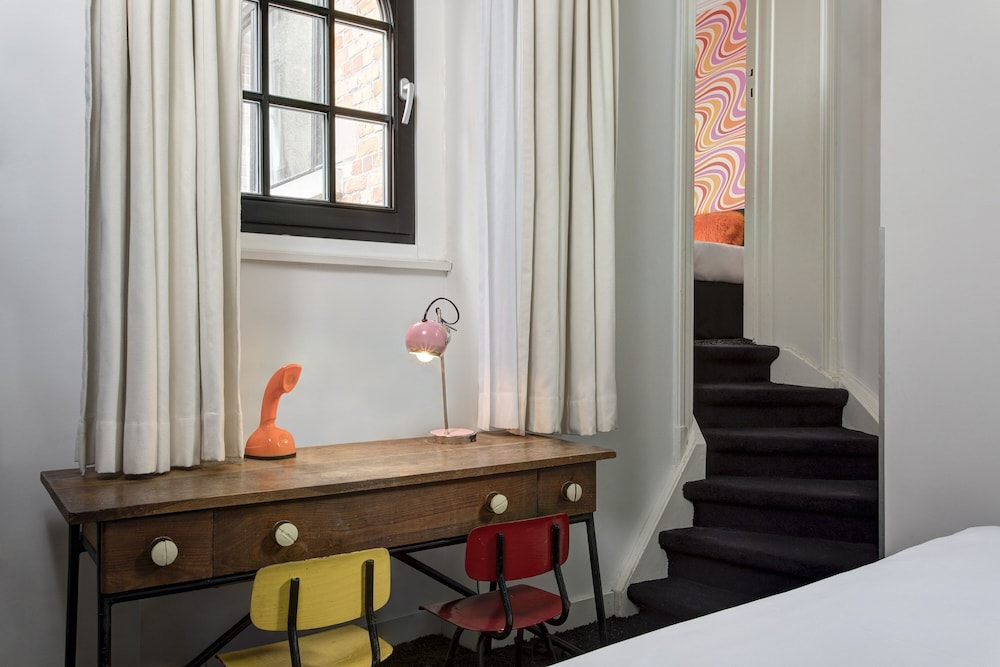 Vintage Hotel 7/50