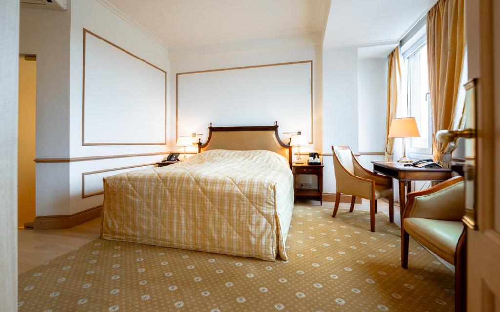 Superior, Double Bed, Valley View