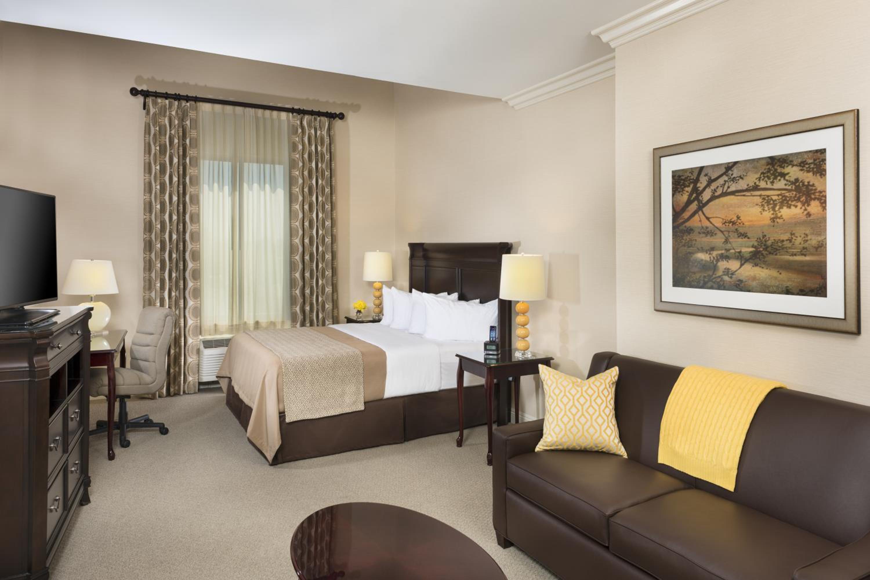 STUDIO, SUITE, KING BED