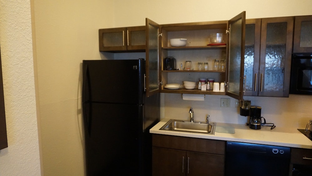 Candlewood Suites West Springfield 46/58