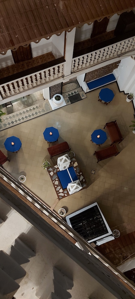 TAUSI PALACE HOTEL 85/90
